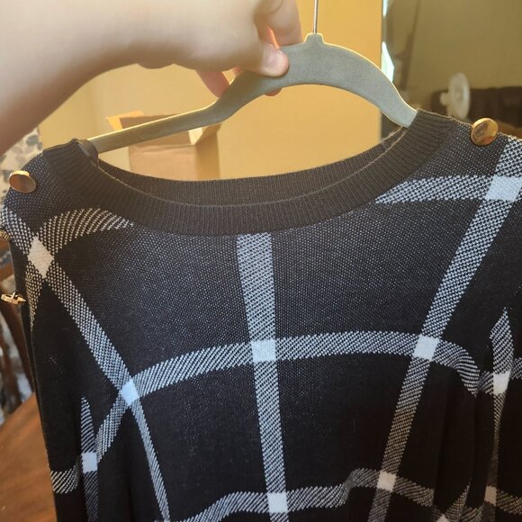 Black and White Sweater - Picture 4 of 4